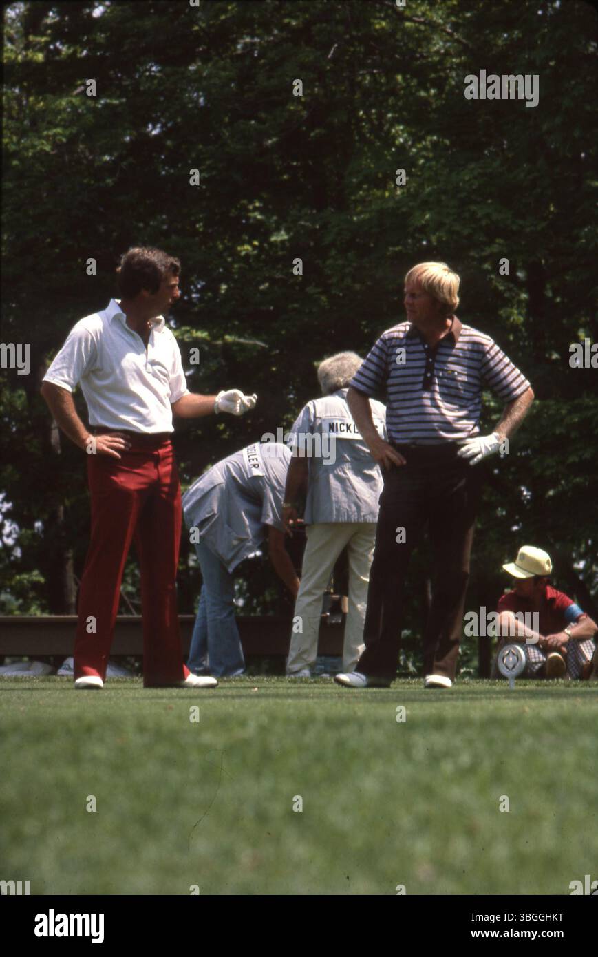 Die Profi-Golfer Fuzzy Zoeller (links) und Jack Nicklaus (rechts) während der ersten Runde des Memorial Turniers 1980 im Muirfield Village Golf Club. Das Golfturnier fand vom 22. Bis 25. Mai 1980 statt. David Graham gewann das Turnier mit einem Schlag gegen Tom Watson. Stockfoto