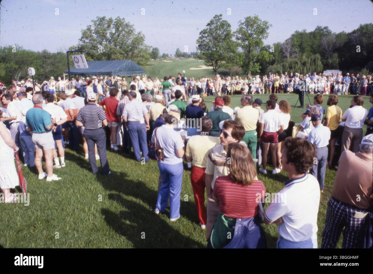 Die Zuschauer treffen sich am ersten Loch-Abschlag während des Memorial Tournament 1984 im Muirfield Village Golf Club. Die Veranstaltung fand vom 24. Bis 27. Mai 1984 statt, wobei Jack Nicklaus nach einem Playoff gegen Andy Bean gewann. Stockfoto