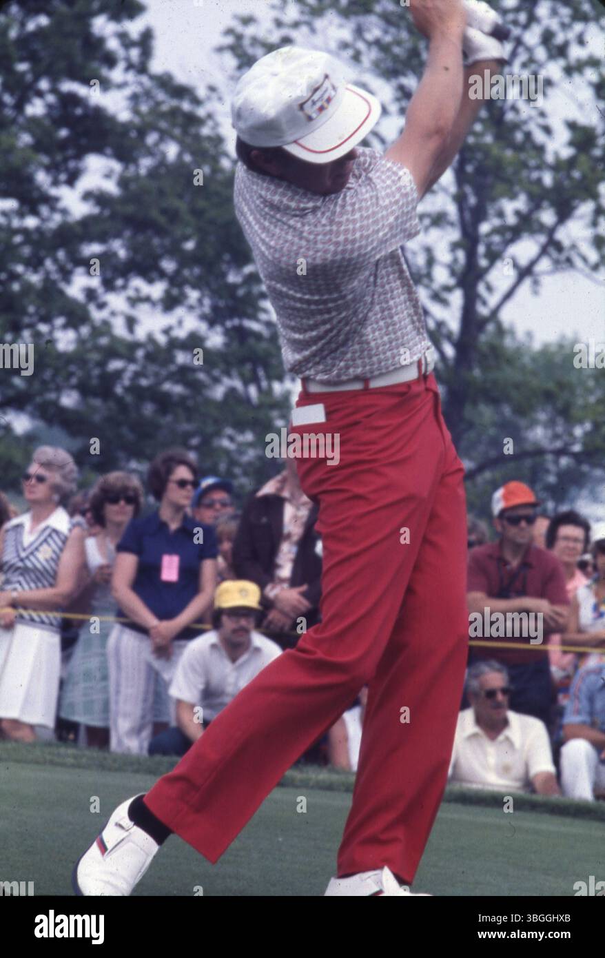 Ein nicht identifizierter Golfer bereitet sich darauf vor, während des Memorial Tournament 1977 pro-am im Muirfield Village Golf Club einen Schuss zu treffen. Die Zuschauer beobachten von der Seitenlinie aus. Stockfoto