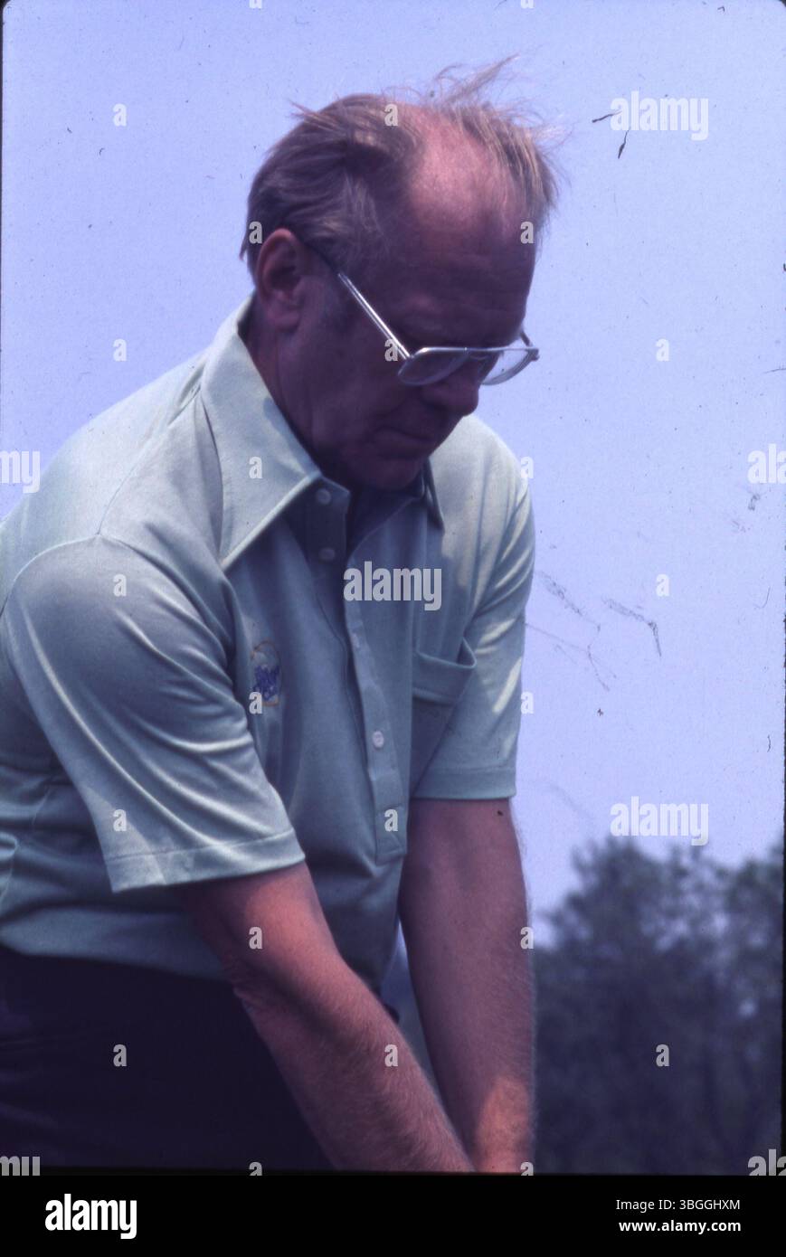 Der ehemalige Präsident Gerald Ford bereitet sich auf einen Schuss während des Memorial Tournament 1977 pro-am im Muirfield Village Golf Club vor. Ford nahm an einem Sixsome mit Jack Nicklaus, Roger Maltbie, Bob Hope, Jackie Gleason und Glen Campbell Teil. Stockfoto