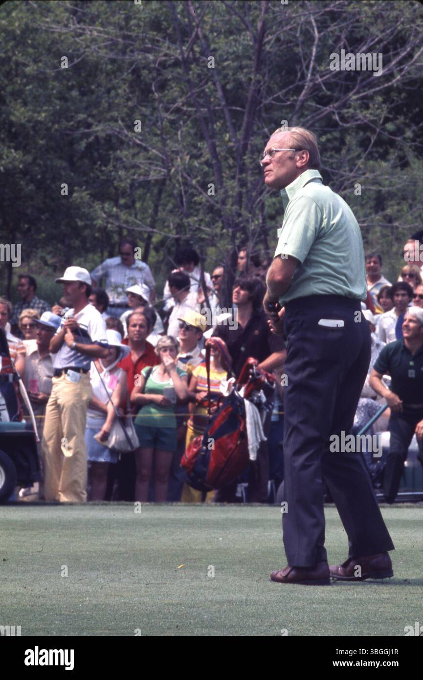 Der ehemalige Präsident Gerald Ford nahm am Memorial Tournament Pro-am 1977 im Muirfield Village Golf Club am 17. Mai 1977 Teil. Ford, zusammen mit Jack Nicklaus, Roger Maltbie, Bob Hope, Jackie Gleason und Glen Campbell, Sie haben während dieser Wohltätigkeitsveranstaltung eine Runde Golf gespielt. Stockfoto