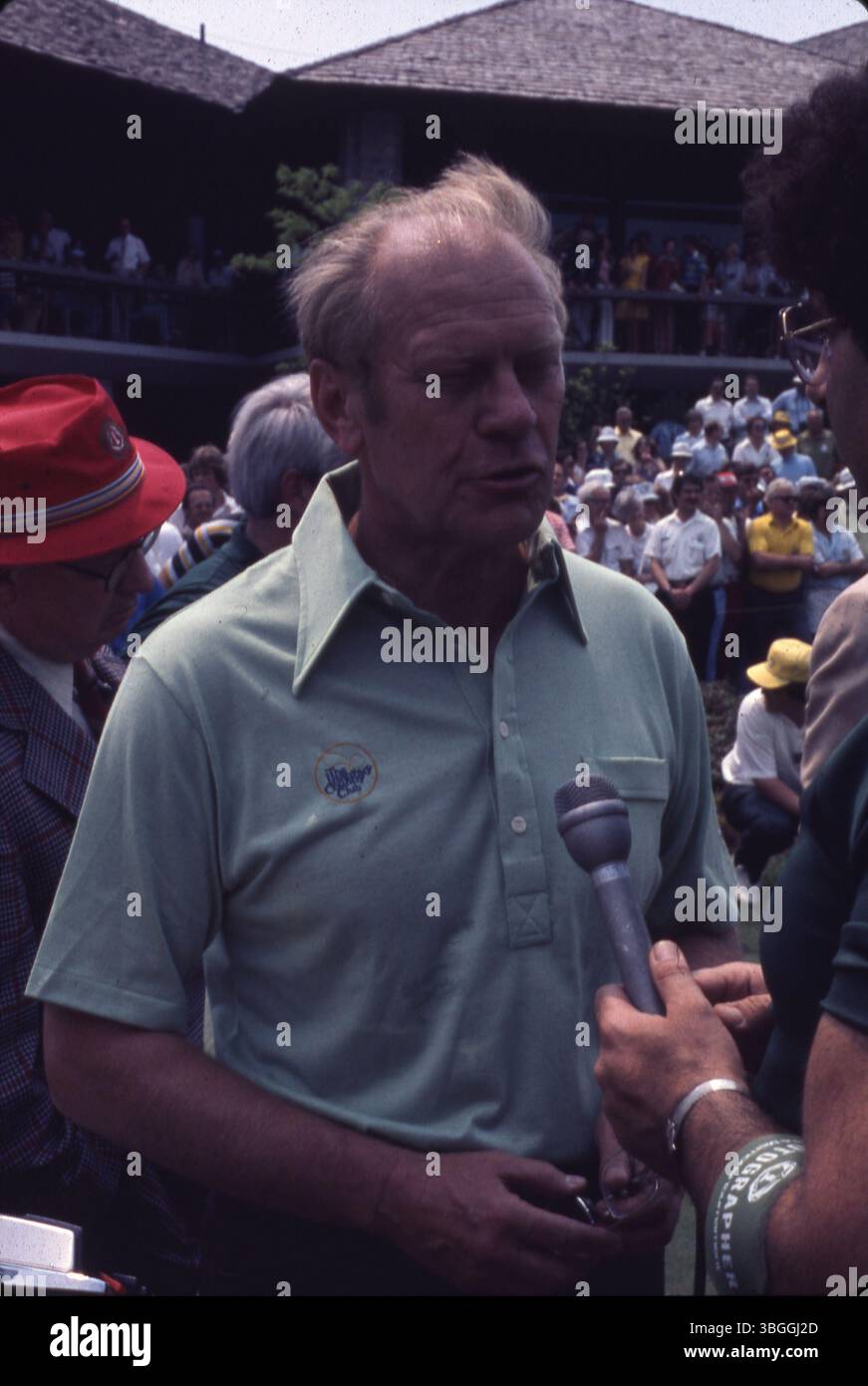 Der ehemalige Präsident Gerald Ford wird beim Memorial Tournament Pro-am 1977 im Muirfield Village Golf Club interviewt. Ford spielte neben den Golfprofis Jack Nicklaus, Roger Maltbie und den Prominenten Bob Hope, Jackie Gleason und Glen Campbell. Stockfoto