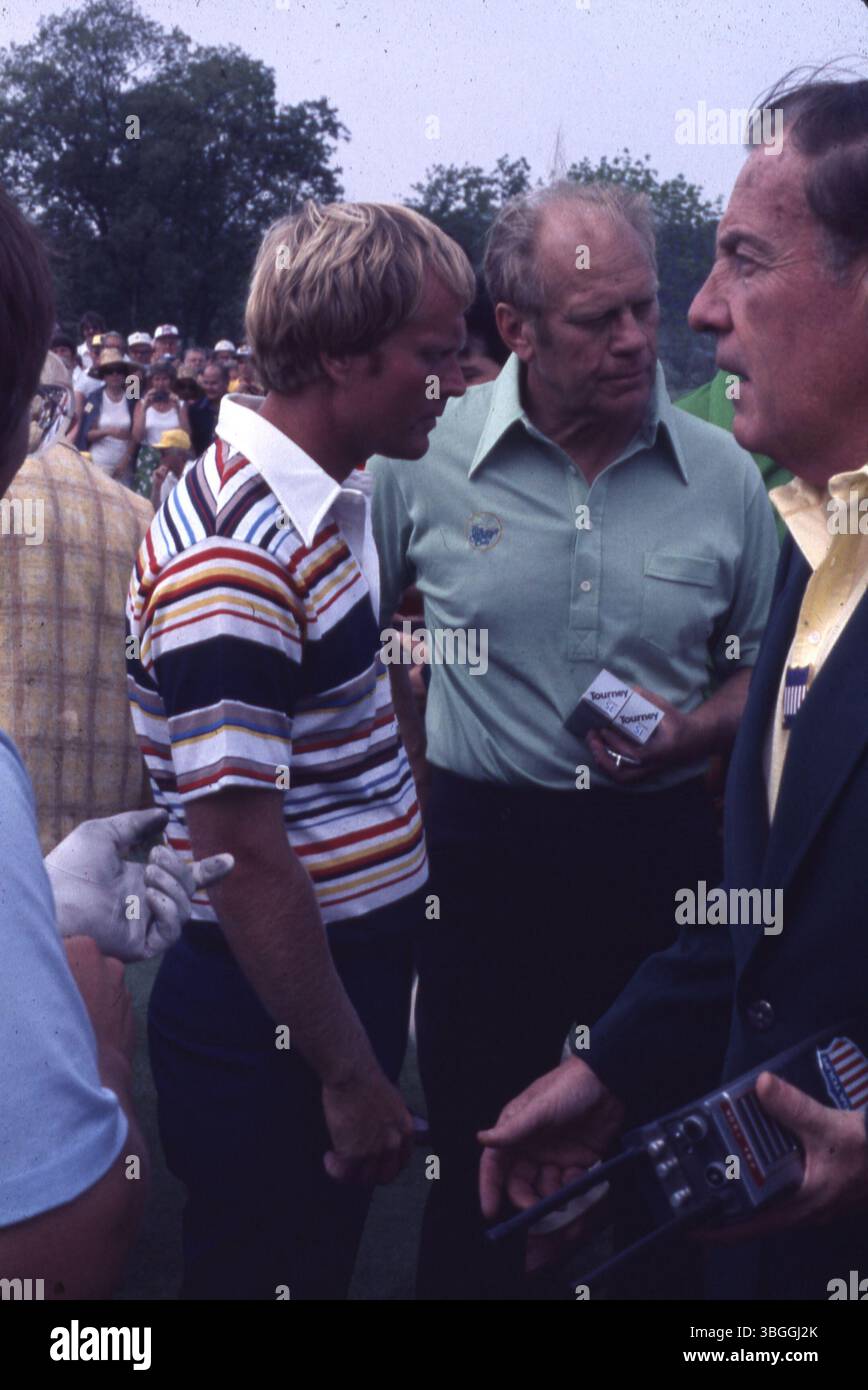 Ein Foto vom Pro-am Memorial Tournament 1977 zeigt den Profi-Golfspieler Jack Nicklaus mit dem ehemaligen Präsidenten Gerald Ford. Am 17. Mai 1977 spielten sie mit Roger Maltbie, Bob Hope, Jackie Gleason und Glen Campbell im Muirfield Village Golf Club. Stockfoto