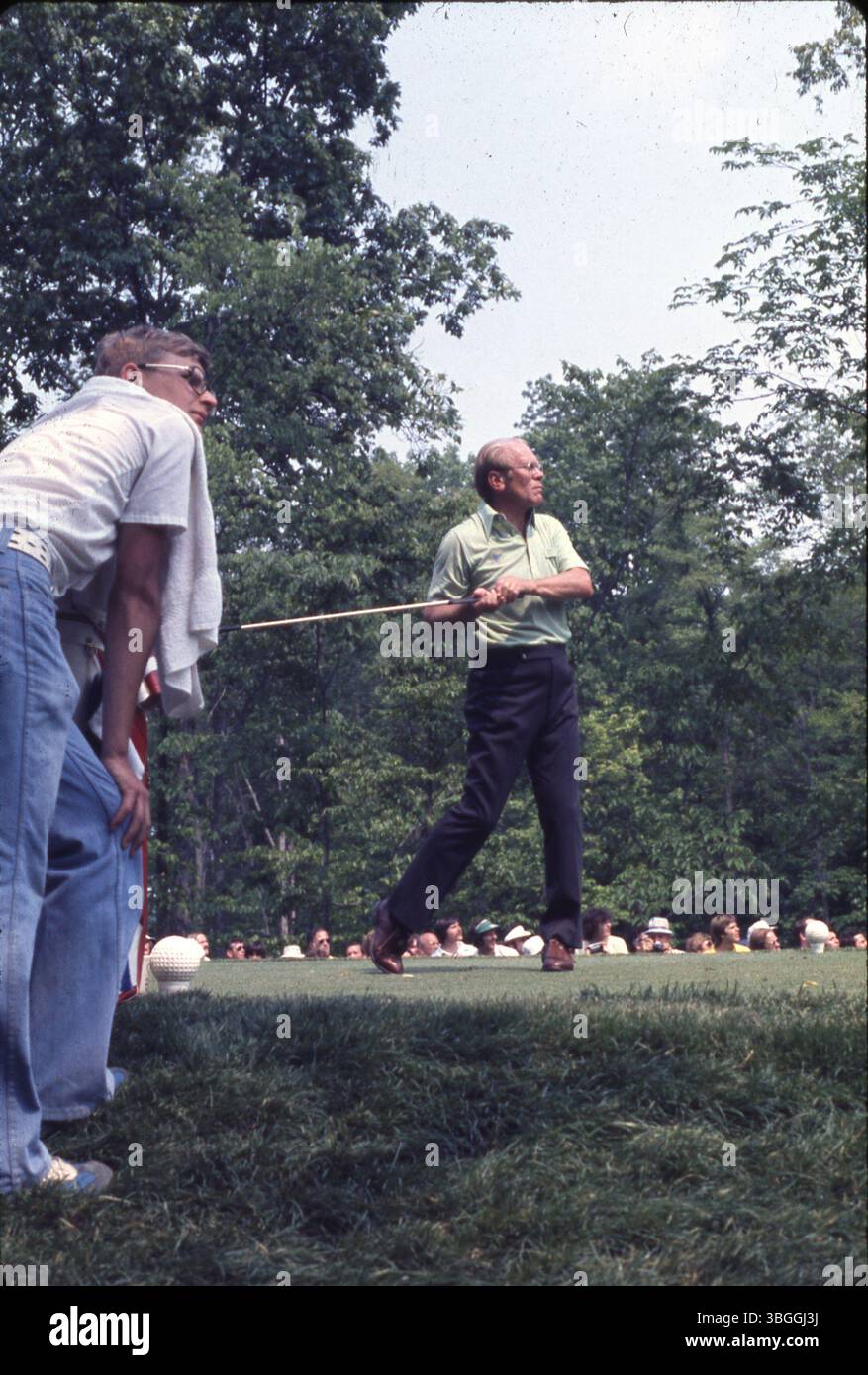 Der ehemalige Präsident Gerald Ford beobachtet seinen Abschlag während des Memorial Tournament Pro-am 1977 im Muirfield Village Golf Club. Er spielte neben den Golfspielern Jack Nicklaus, Roger Maltbie, Bob Hope, Jackie Gleason und Glen Campbell. Stockfoto