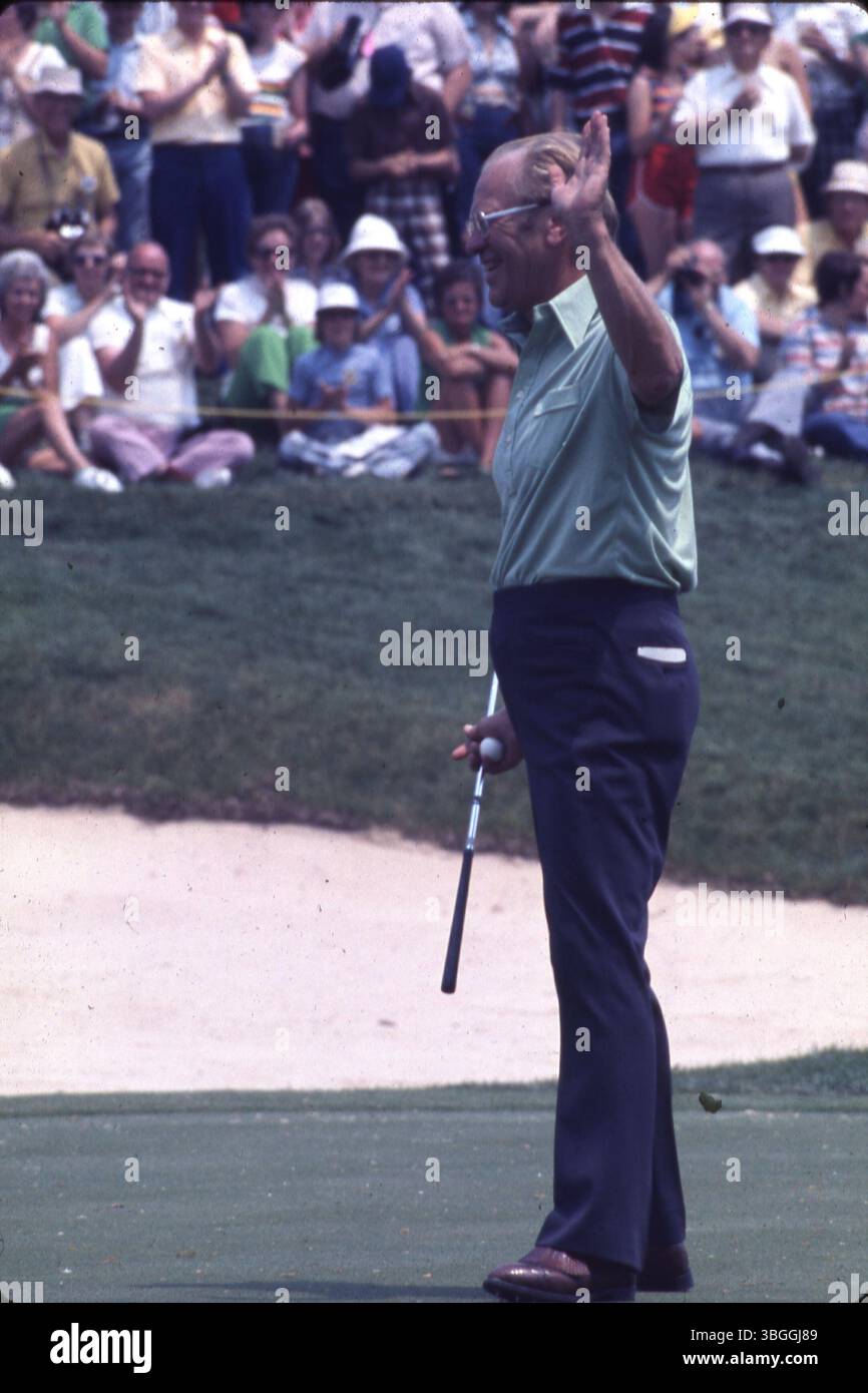 Der ehemalige Präsident Gerald Ford lächelt während des Memorial Tournament 1977 pro-am im Muirfield Village Golf Club. Ford nahm an der Seite der Golfspieler Jack Nicklaus, Roger Maltbie, des Comedians Bob Hope, des Schauspielers Jackie Gleason und des Musikers Glen Campbell Teil. Stockfoto
