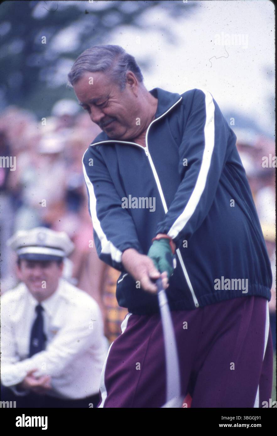 Der Schauspieler und Komiker Jackie Gleason trifft am 17. Mai 1977 beim Memorial Tournament pro-am 1977 im Muirfield Village Golf Club einen Golfschuss. Er nahm an einer Gruppe Teil, zu der der ehemalige Präsident Gerald Ford, die Golfspieler Jack Nicklaus und Roger Maltbie, der Komiker Bob Hope und der Musiker Glen Campbell gehörten. Stockfoto