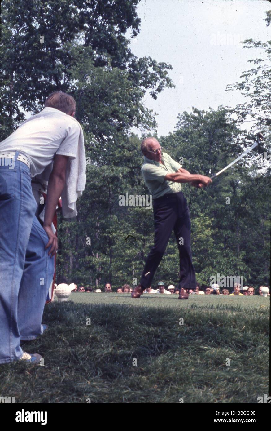 Der ehemalige Präsident Gerald Ford trifft einen Abschlag während des Memorial Tournament pro-am 1977 im Muirfield Village Golf Club, mit Zuschauern im Hintergrund. Ford spielte mit Jack Nicklaus, Roger Maltbie, Bob Hope, Jackie Gleason und Glen Campbell. Stockfoto