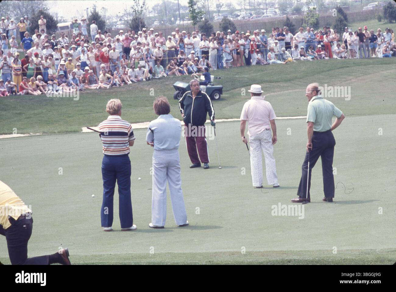 Ein Blick auf das Memorial Tournament pro-am 1977 im Muirfield Village Golf Club mit Jack Nicklaus, Roger Maltbie, Jackie Gleason, Bob Hope und Gerald Ford. Die Gruppe spielte zusammen in einem Sixsome. Stockfoto