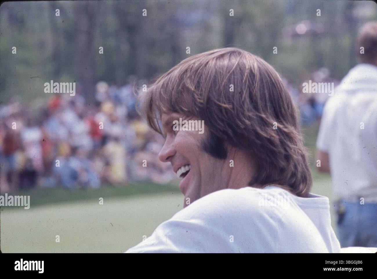 Der Musiker Glen Campbell nimmt 1977 am Memorial Tournament pro-am im Muirfield Village Golf Club Teil. Er spielte neben prominenten Persönlichkeiten wie dem ehemaligen US-Präsidenten Gerald Ford, den professionellen Golfern Jack Nicklaus und Roger Maltbie sowie den Entertainern Bob Hope und Jackie Gleason. Die Veranstaltung zog viele Zuschauer an. Stockfoto