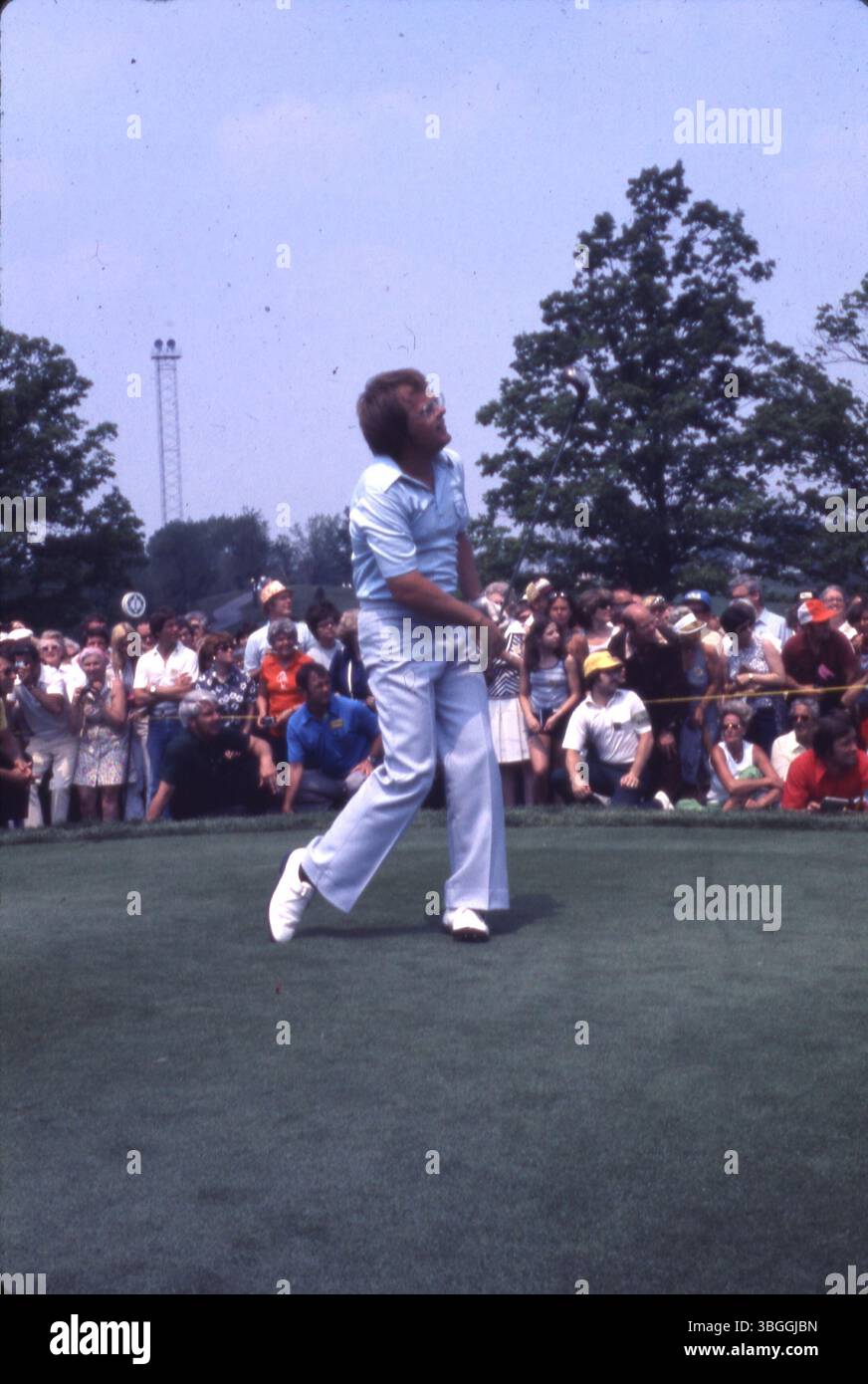 Roger Maltbie wird während des Memorial Tournament Pro-am 1977 im Muirfield Village Golf Club gezeigt. Maltbie, der 1976 das erste Memorial Tournament gewann, spielte in einer Gruppe mit Gerald Ford, Jack Nicklaus, Jackie Gleason, Bob Hope und Glen Campbell. Stockfoto