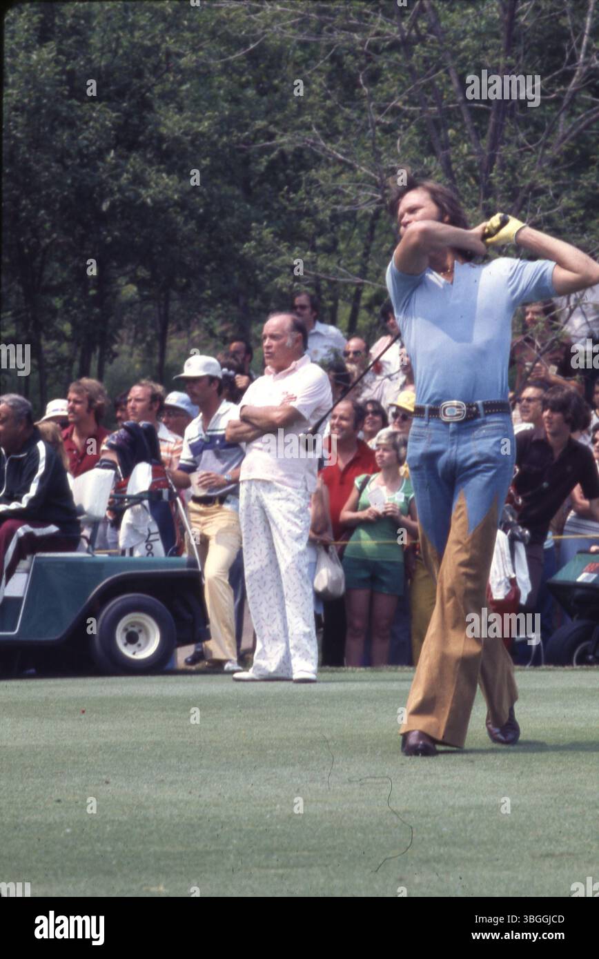 Glen Campbell wird gezeigt, wie er während des Memorial Tournament Pro-am 1977 im Muirfield Village Golf Club einen Abschlag trifft. Er spielte mit Jack Nicklaus, Gerald Ford, Jackie Gleason, Bob Hope und Roger Maltbie. Stockfoto