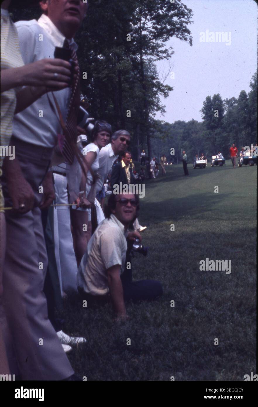 Der ehemalige Präsident Gerald Ford nimmt 1977 am Memorial Tournament pro-am im Muirfield Village Golf Club Teil. Er wird während der Veranstaltung am 17. Mai 1977 mit einem Eisen in der Hand gesehen. Ford spielte neben Jack Nicklaus, Roger Maltbie, Bob Hope, Jackie Gleason und Glen Campbell. Stockfoto