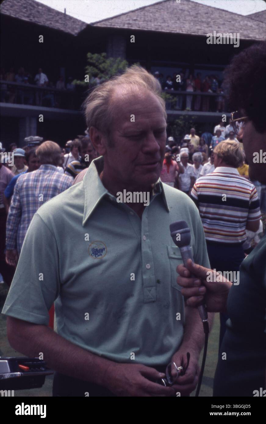 Der ehemalige Präsident Gerald Ford wird 1977 beim Memorial Tournament Pro-am im Muirfield Village Golf Club interviewt, wo er neben Jack Nicklaus, Roger Maltbie, Bob Hope, Jackie Gleason und Glen Campbell spielte. Stockfoto