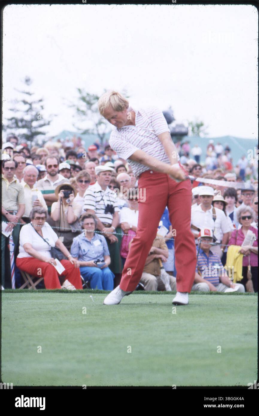 Der Profi-Golfspieler Jack Nicklaus schlägt während des Memorial Tournament 1984 pro-am im Muirfield Village Golf Club einen Abschlag, während die Zuschauer zusehen. Stockfoto