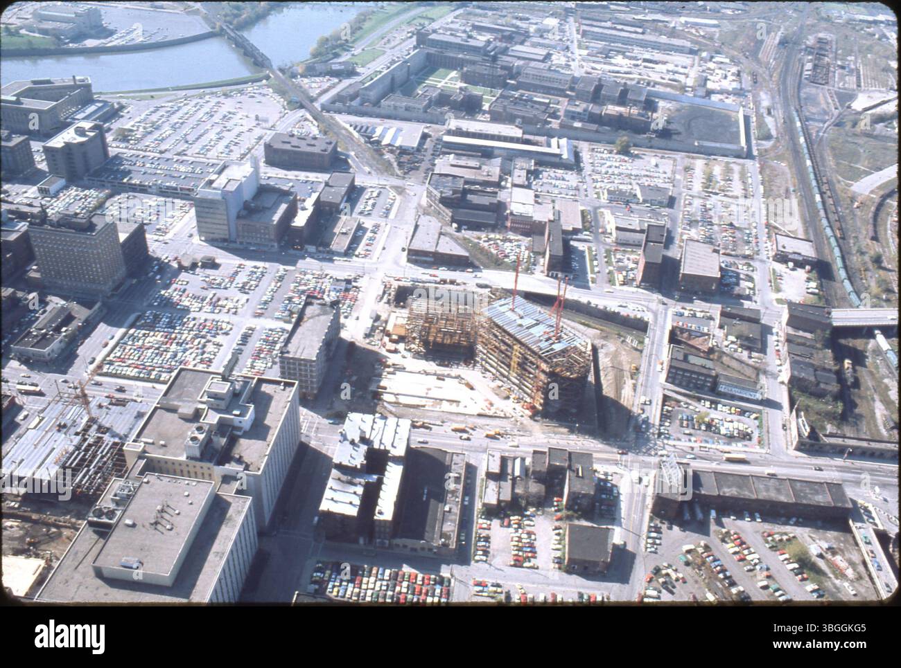 Eine Luftaufnahme von ca. 1975 des nördlichen Teils der Innenstadt von Columbus, die einen Nationwide Plaza im Bau zeigt. Die Ohio Penitentiary Grounds sind im oberen Teil sichtbar. Der Spatenstich erfolgte im Juli 1974 und das Gebäude wurde 1978 fertiggestellt. Stockfoto
