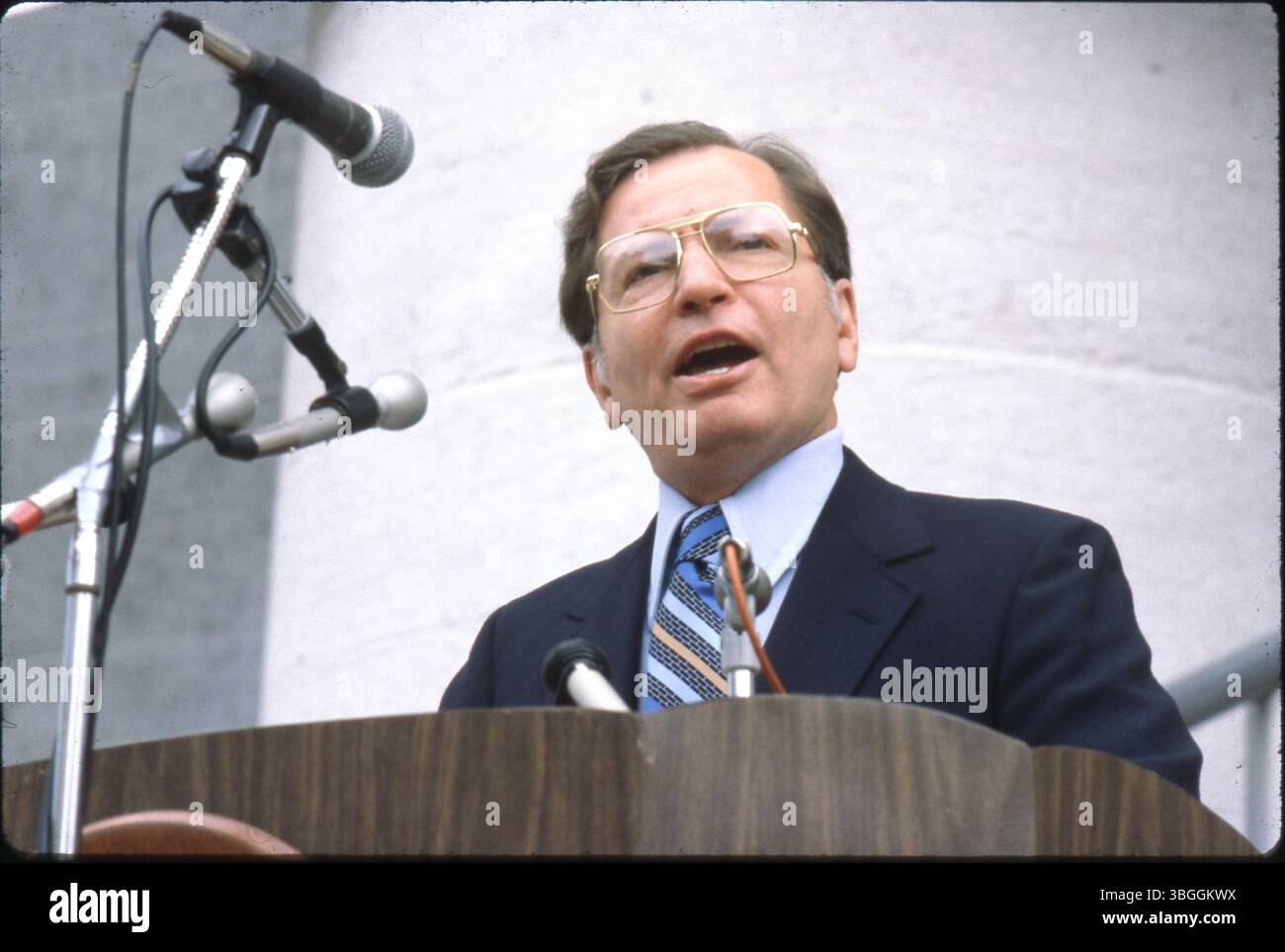 Ein Blick auf den Bürgermeister von Columbus Tom Moody im Jahr 1980, der auf einem Podium stand und in mehreren Mikrofonen sprach. Moody war von 1972 bis 1984 Bürgermeister und stand möglicherweise außerhalb des Ohio Statehouse. Stockfoto