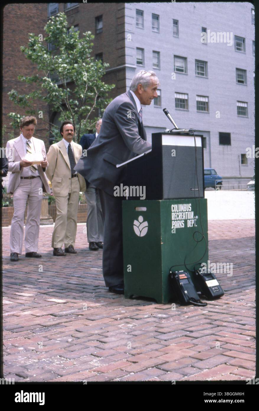Melvin Dodge, Direktor von Columbus Parks and Recreation, spricht auf dem Podium während der Einweihung von Arch Park am 6. Juni 1980. Der Park verfügt über den einzigen noch erhaltenen Bogen der dritten Union Station, der 1897 vom Architekten Daniel Hudson Burnham entworfen wurde. Stockfoto