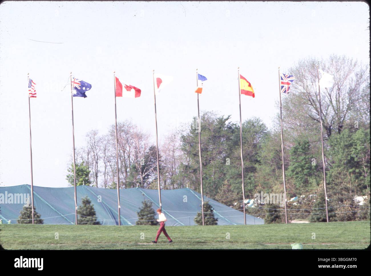 Beim Memorial Golf Tournament im Muirfield Village Golf Club im Jahr 1984 werden zahlreiche internationale Flaggen gezeigt. Die Flaggen repräsentieren die USA, Australien, Kanada, Japan, Südafrika, Spanien, Großbritannien und das Memorial Tournament. Stockfoto