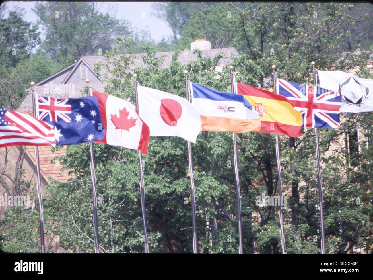 Internationale Flaggen, einschließlich der der USA, Australiens, Kanadas, Japans, Südafrikas, Spanien, Großbritannien und das Memorial Tournament werden 1984 beim Memorial Golf Tournament im Muirfield Village Golf Club gezeigt. Stockfoto
