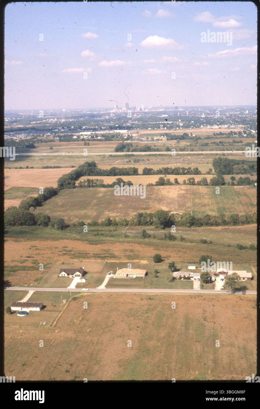 Diese Luftaufnahme von der Rathmell Road im Süden Columbus zeigt vier Häuser auf der Nordseite der Rathmell Road: 500, 520, 544 und 552 Rathmell Road. Die I-270 verläuft nördlich der Rathmell Road und die Skyline von Columbus ist in der Ferne sichtbar. Stockfoto