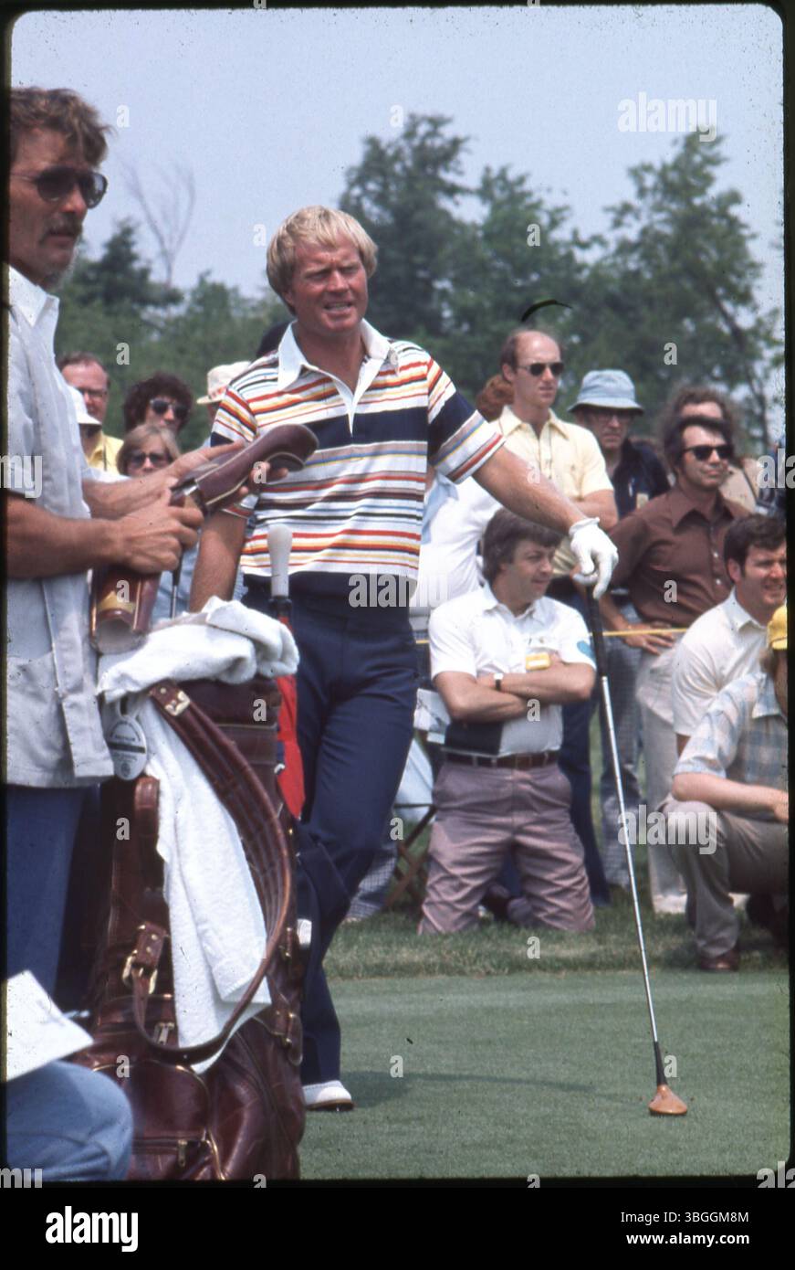 Der Profi-Golfer Jack Nicklaus ist während des Memorial Tournament Pro-am 1977 im Muirfield Village Golf Club zu sehen. Er war Teil einer sechsköpfigen Gruppe, darunter Gerald Ford, Jackie Gleason, Bob Hope, Glen Campbell und Roger Maltbie. Stockfoto