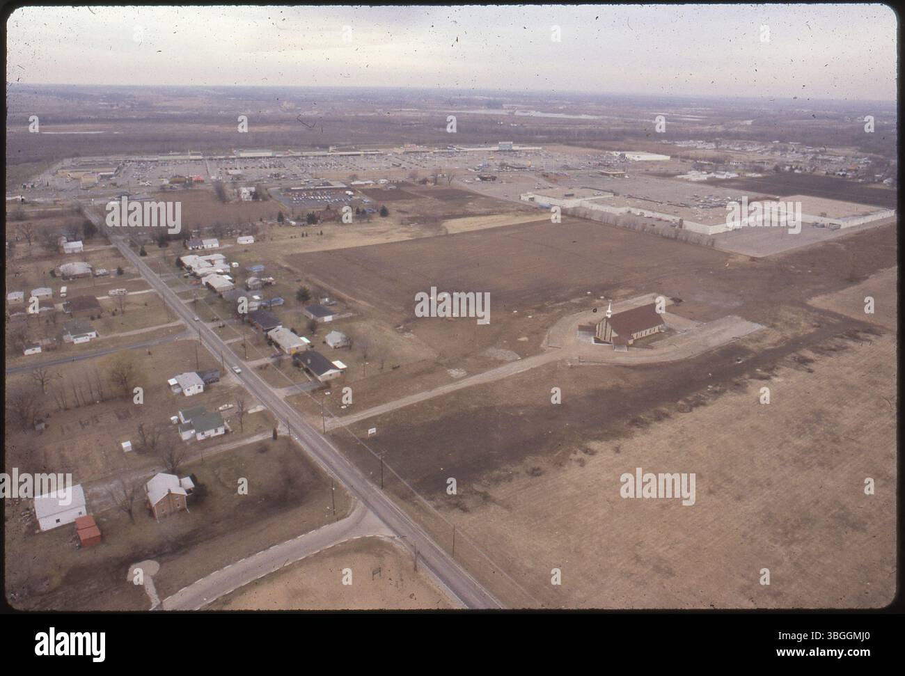Im Februar 1981 zeigt eine Luftaufnahme die offene Fläche am Beth Ann Drive, die bald zu den Camellia Court Apartments ausgebaut werden soll. Das Foto zeigt auch die Obetz Road, die Good Shepherd Community Church und das Great Southern Shopping Center in der Nähe der South High Street. Stockfoto