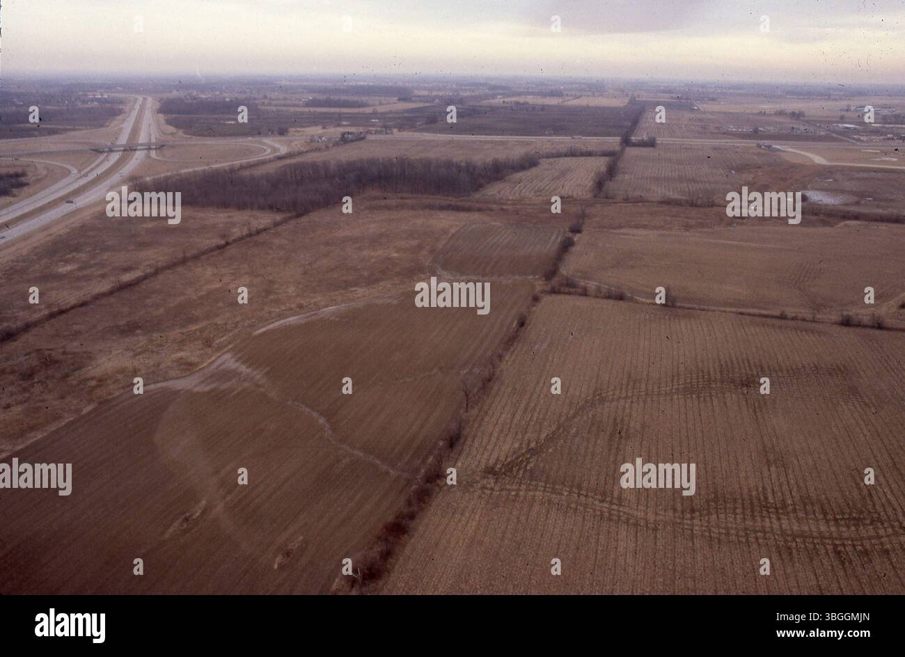 Diese Luftaufnahme vom Februar 1981 zeigt landwirtschaftliche Felder in der Nähe der Kreuzung von I-270 und Georgesville Road und hebt die Umzonung von Land für Produktionszwecke gemäß der City of Columbus Ordinance 670-81 hervor. Stockfoto