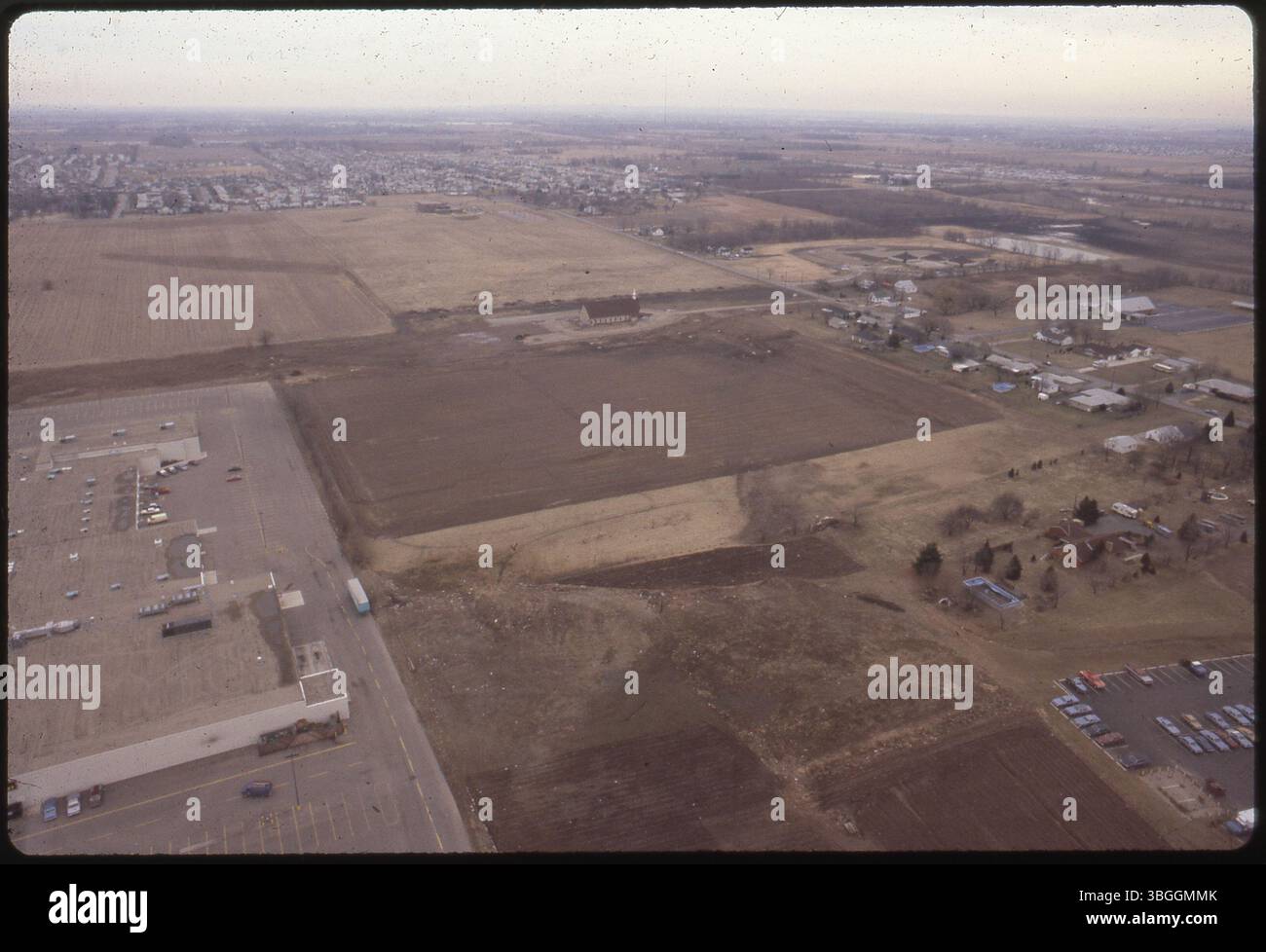 Ein Luftbild vom Februar 1981 zeigt den zukünftigen Standort der Camellia Court Apartments am Beth Ann Drive mit Obetz Road, Good Shepherd Community Church und Southland Mall. Stockfoto