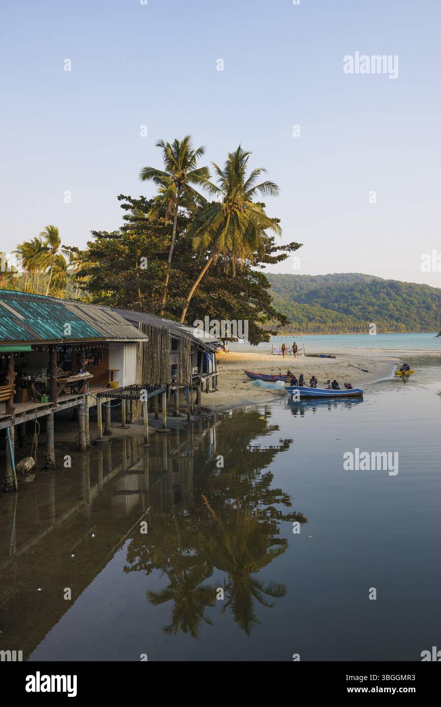 Sandstrand mit Kokospalmen, Ao Phrao Beach, Sonnenuntergang, Koh Kood, Koh Kut, Golf von Thailand, Thailand, Asien Stockfoto