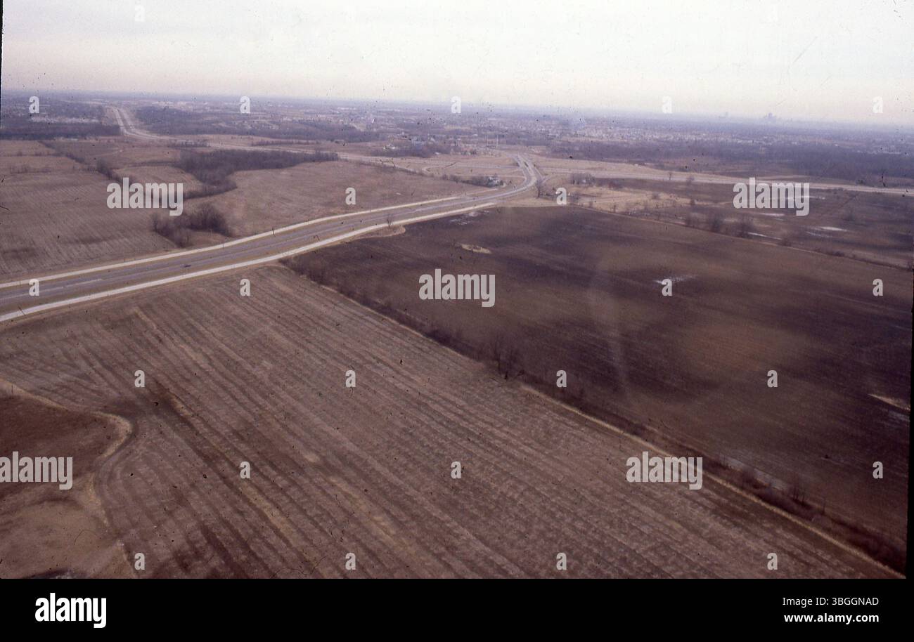 Luftaufnahme vom Februar 1981 der Georgesville Road in der Nähe der I-270 in Columbus, Ohio. Das Foto zeigt umliegende landwirtschaftliche Felder und Straßeninfrastruktur in der Nähe des geplanten Umzonierungsbereichs für zukünftige Produktionszwecke. Stockfoto