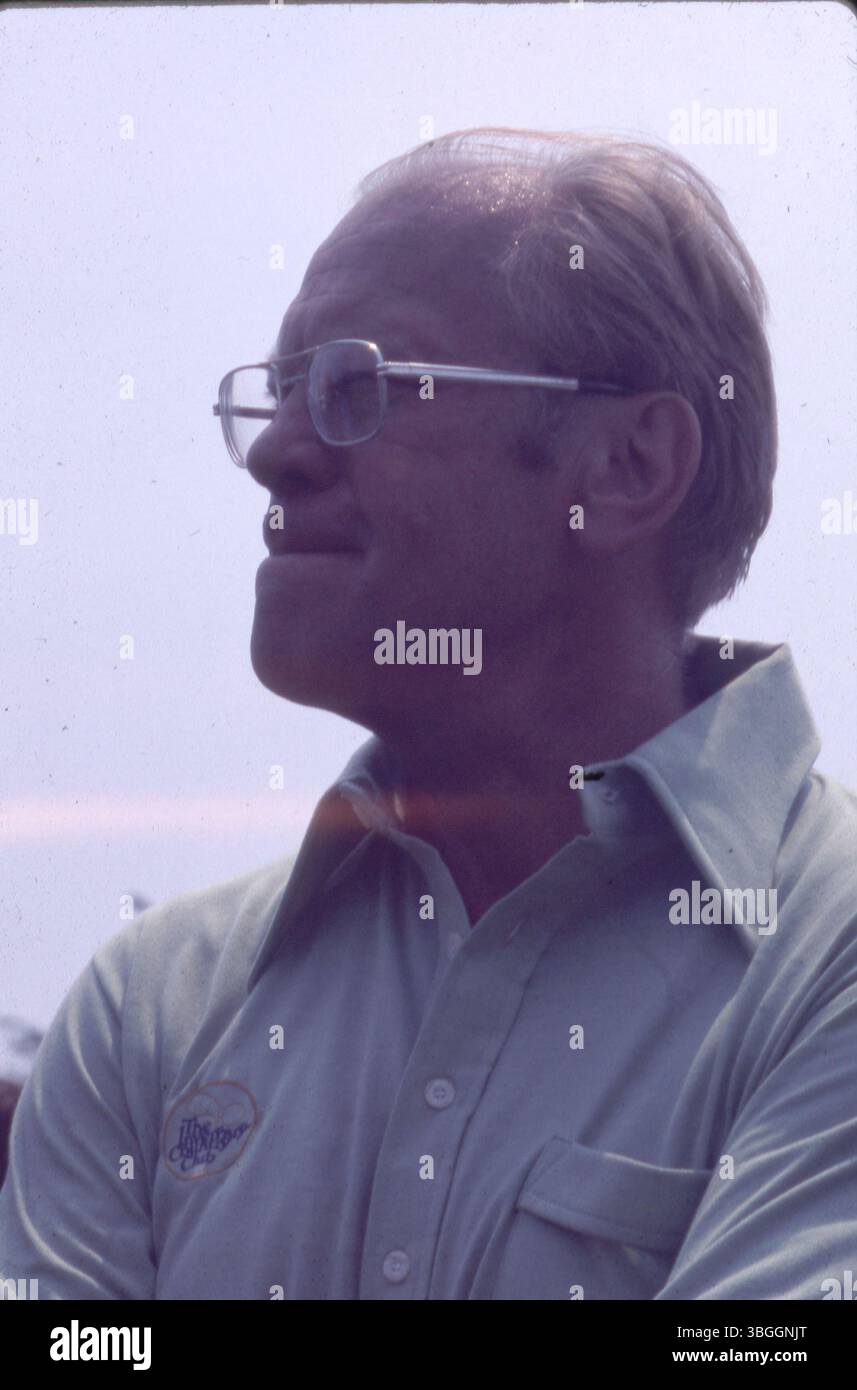 Der ehemalige Präsident Gerald Ford nimmt 1977 am Memorial Tournament pro-am im Muirfield Village Golf Club Teil. Ford spielte neben den Golfprofis Jack Nicklaus, Roger Maltbie und den Prominenten Bob Hope, Jackie Gleason und Glen Campbell. Stockfoto