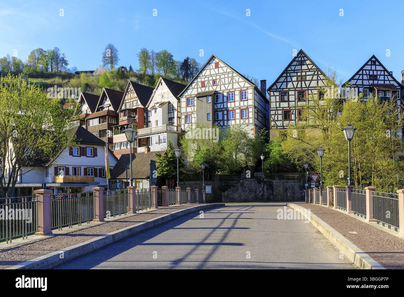 Haeberlesbrücke über die Kinzig mit historischen Fachwerkhäusern in der Altstadt, Schiltach, Schwarzwald, Baden-Württemberg Stockfoto