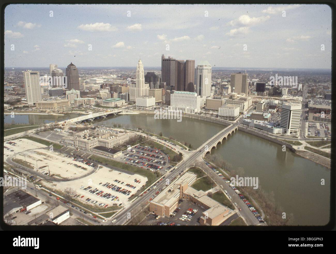 Ein Blick aus der Vogelperspektive nordöstlich von Franklinton und Downtown Columbus, geteilt durch den Scioto River. Zu den bemerkenswerten Bauwerken zählen die Broad Street Bridge und die Town Street Bridge sowie Gebäude wie die Central High School, das Columbus Health Department Building und das AEP Building an der Ostseite des Flusses. Stockfoto