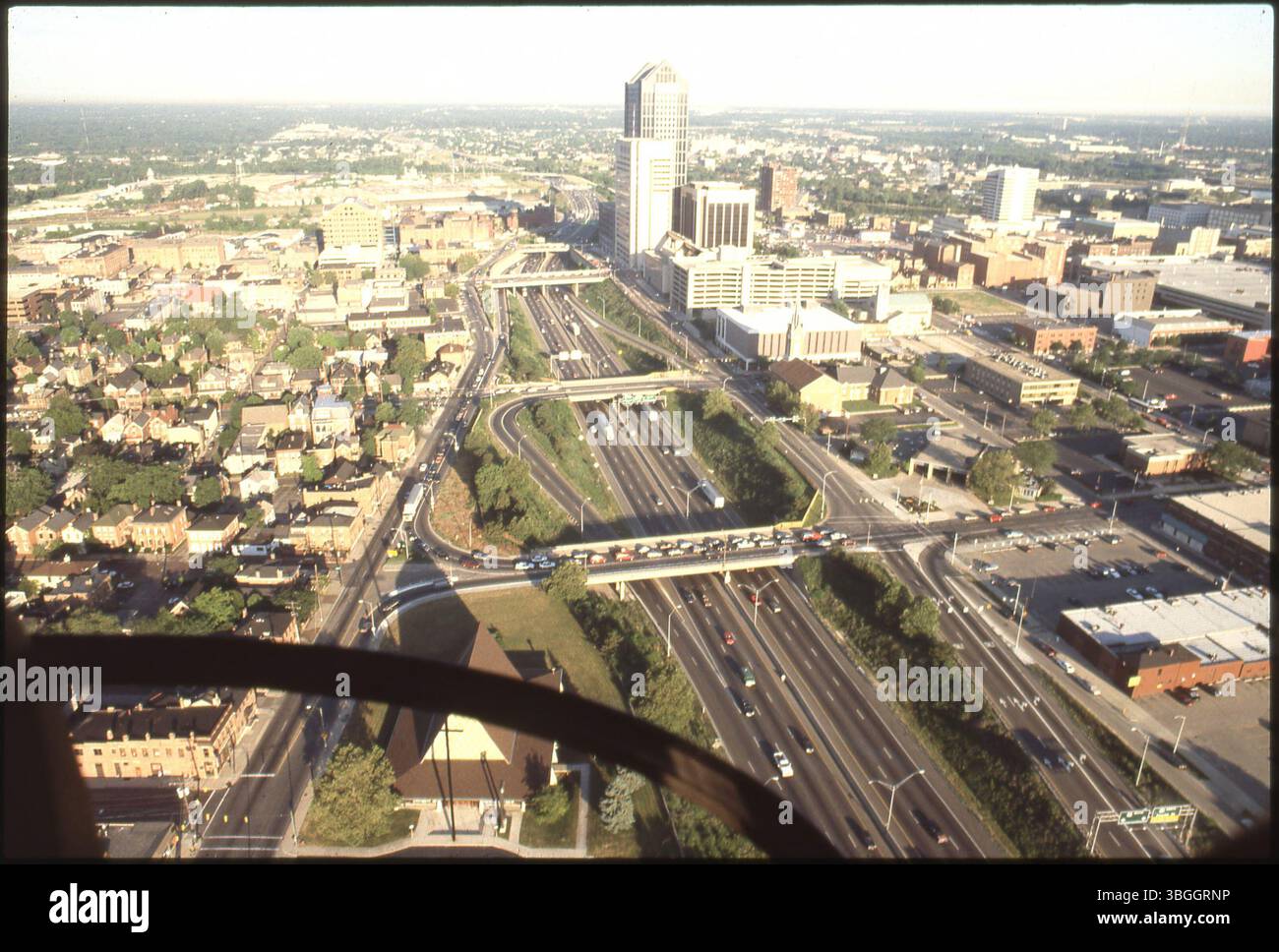 Dieser Blick aus der Vogelperspektive von 1991 blickt nach Westen in Richtung Süden der Innenstadt von Columbus. Das Bild zeigt den I-70/71-Korridor mit der East Livingston Avenue im Süden und der East Fulton Street im Norden. Die Hauptstraßen, die den Freeway kreuzen, sind die South 4th Street, die South 3rd Street, die South High Street und die South Front Street. Stockfoto