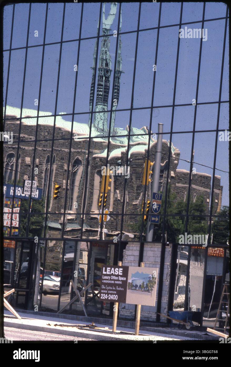 Das dreistöckige Bürogebäude an der 395 East Broad Street wurde 1980 umgebaut. Die getönten Fenster spiegeln die First Congregational Church in der 444 East Broad Street wider. Stockfoto