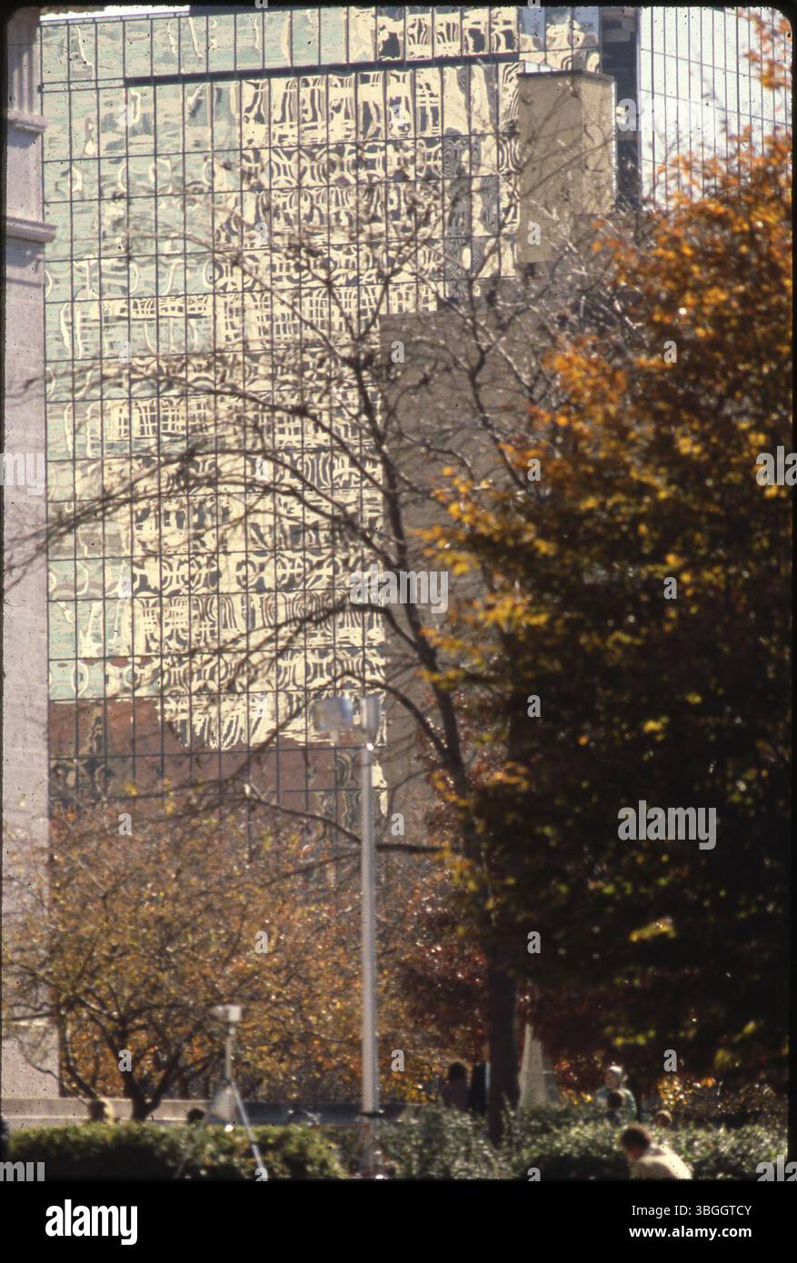 Eine Ansicht von 1980 auf die reflektierenden getönten Fenster des One Capitol South Building, auch bekannt als Banning and Pickett Building. Sie wurde im April 1981 eröffnet und wurde im Sommer 1980 mit dem letzten Stahlträger versehen. Stockfoto