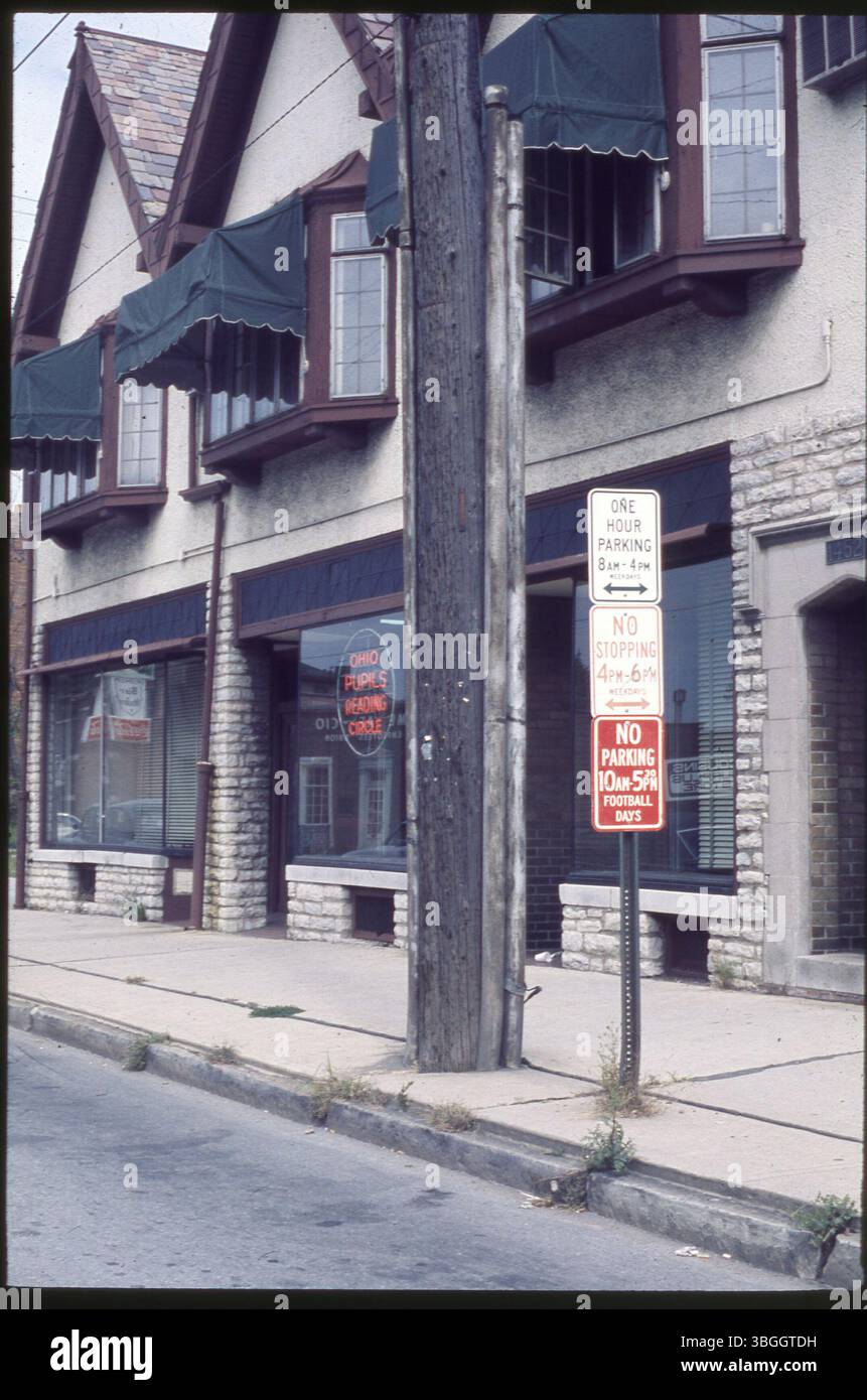 Ein Blick auf das Ohio Schüler Reading Circle Gebäude an der North High Street in der Nähe der 8th Avenue. Das Gebäude ist mit einem Schild für den Ohio Pupils Reading Circle ausgestattet, einer historischen Organisation, die sich auf Lesen und Bildung konzentriert. Stockfoto