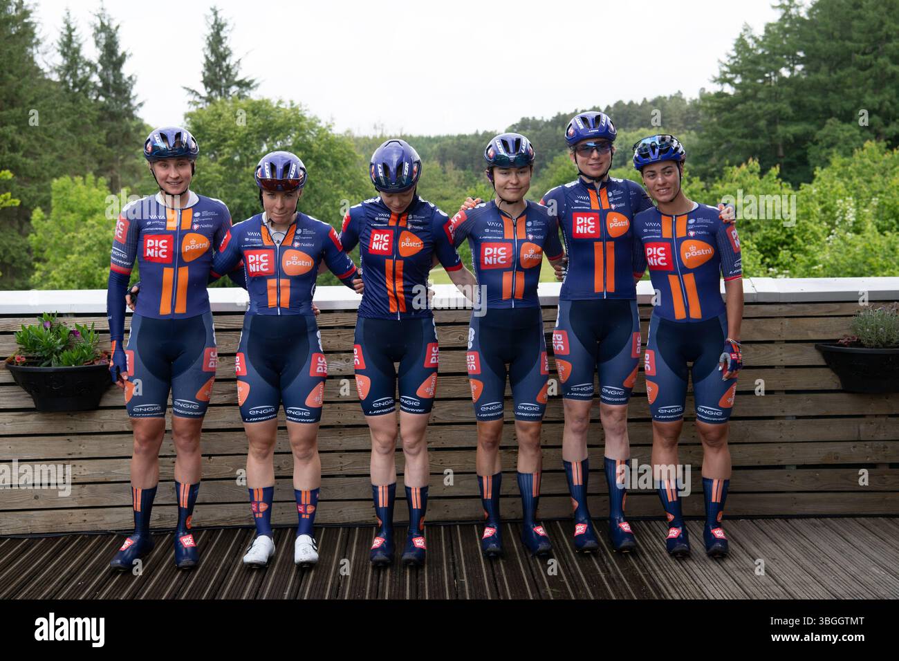 Tour der britischen Frauen 2025 Stage 1: Dalby Forest nach Redcar. Juni 2025. Tour of Britain Women 2025 Stage 1, der Start des Rennteams Picnic PostNL Line Up - Rachele Barbieri, Megan Jastrab, Charlotte Kool, Josie Nelson, Esmee Peperkamp, Mara oldan - am ersten Renntag von Dalby Forest nach Redcar Credit: Peter Goding/Alamy Live News Stockfoto