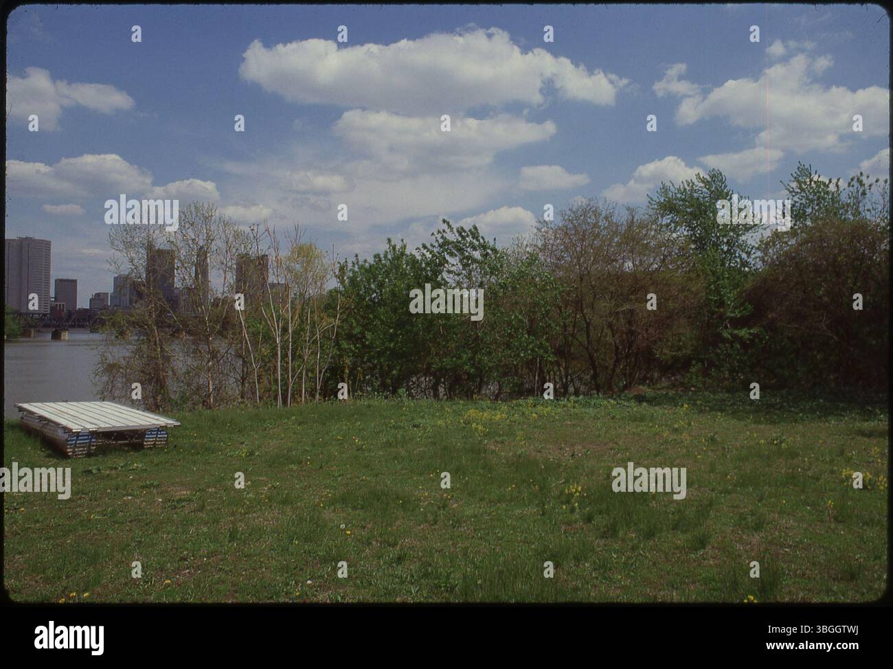 Ein Blick aus der Luft auf das Land am Zusammenfluss von Scioto und Olentangy River. Auf diesem Land wurde später das Confluence Park Restaurant untergebracht. Das Stadtzentrum von Columbus, einschließlich des AEP-Gebäudes, ist im Hintergrund zu sehen. Stockfoto
