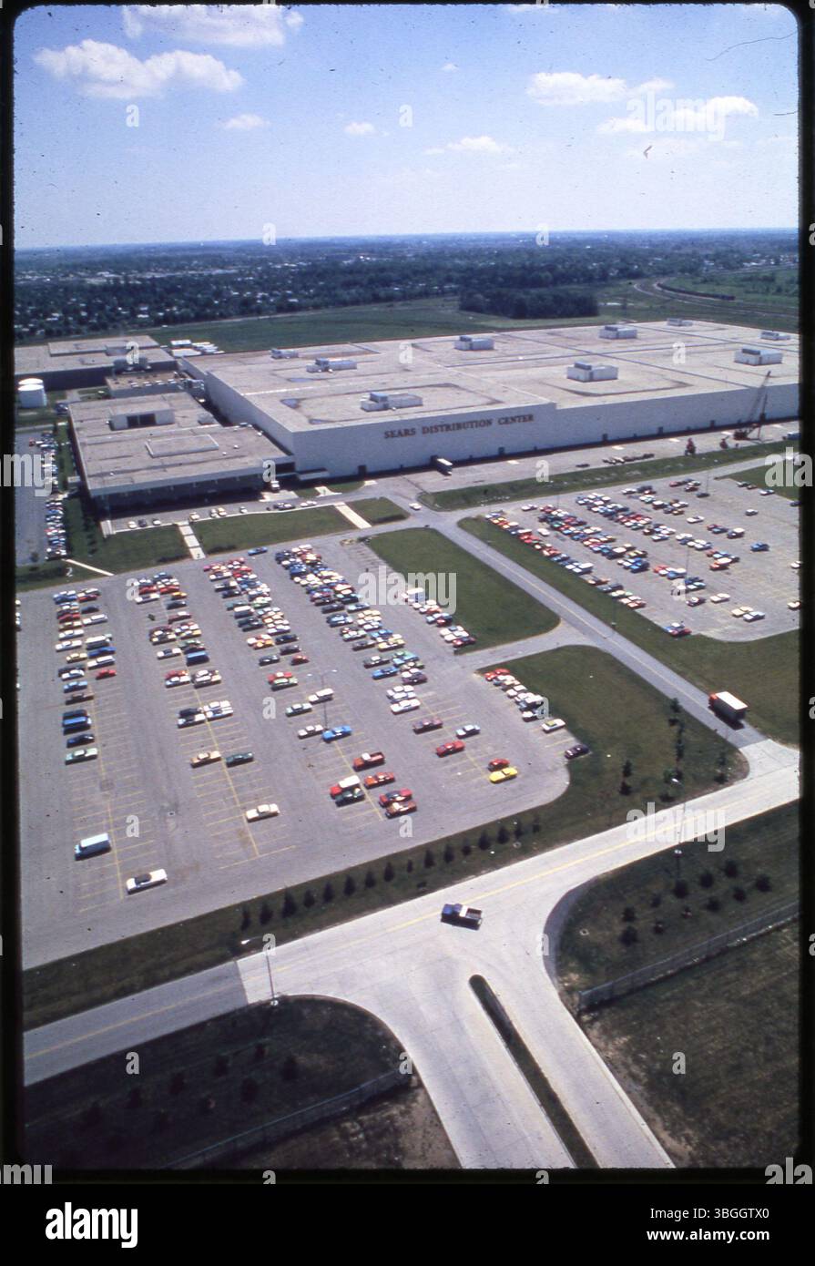 Ein Blick aus der Vogelperspektive südlich des Sears Distribution Center an der 4545 Fisher Road, die 1972 eröffnet und 1993 geschlossen wurde. Dieses Vertriebszentrum war ein wichtiger Bestandteil des Logistiknetzwerks von Sears. Stockfoto