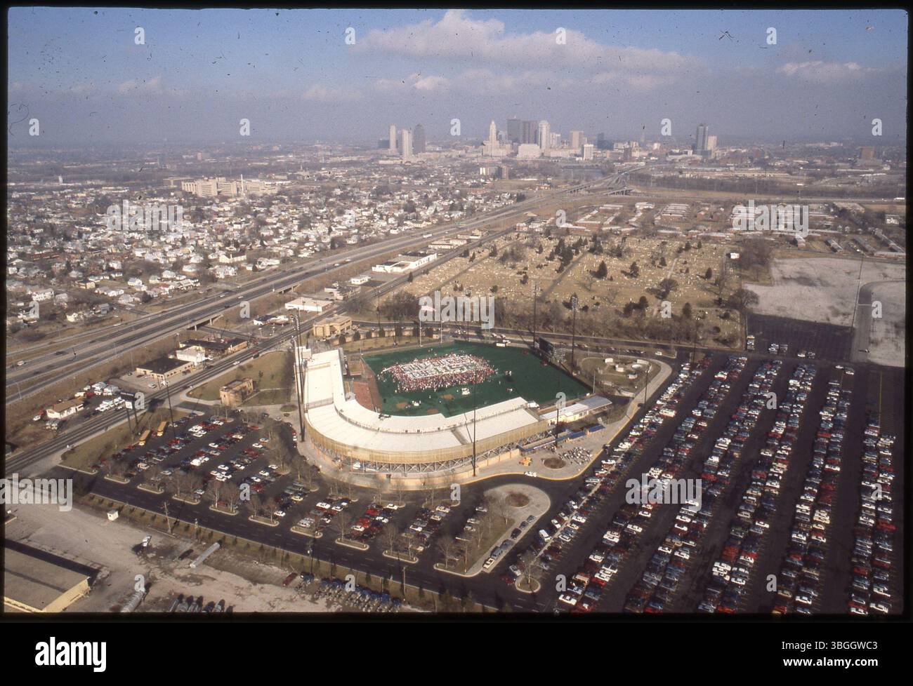 Ein Blick aus der Vogelperspektive auf das Cooper Stadium während des Projekts Living American Flag, wo die Menschen 30 x 30 Zoll große Karten hielten, um die amerikanische Flagge zu bilden, um die US-Truppen während der Operation Desert Storm zu unterstützen. Die Botschaft „God Bless the USA“ wurde mit einem menschlichen Friedenssymbol formuliert, das von einer Gruppe der Ohio Peace Action Group gebildet wurde. Stockfoto
