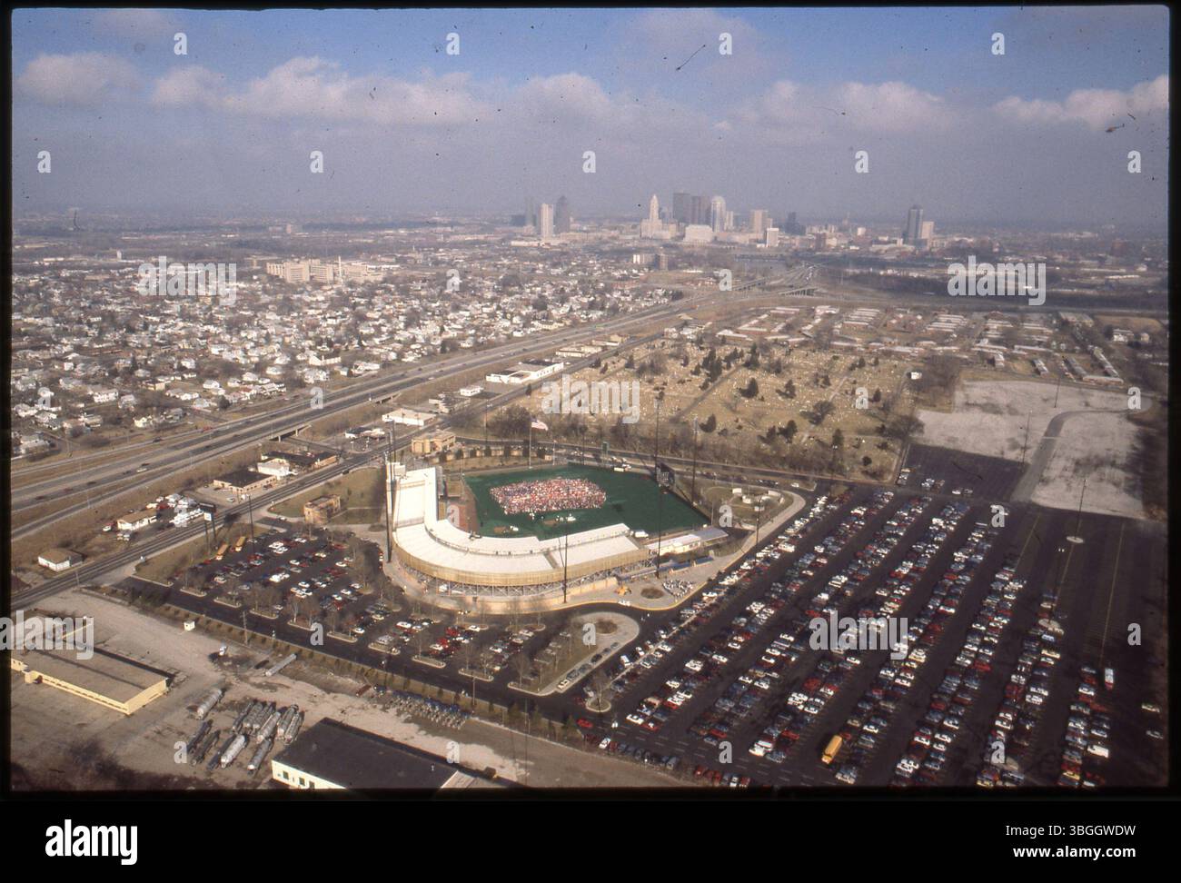 Eine Luftaufnahme des Projekts Living American Flag im Cooper Stadium, wo die Teilnehmer eine riesige amerikanische Flagge mit 30 x 30 cm großen Karten bildeten, um die amerikanischen Truppen während der Operation Desert Storm zu unterstützen. Ein menschliches Friedenssymbol wurde in der Nähe des Stadioneingangs von der Ohio Peace Action Group gebildet. Stockfoto