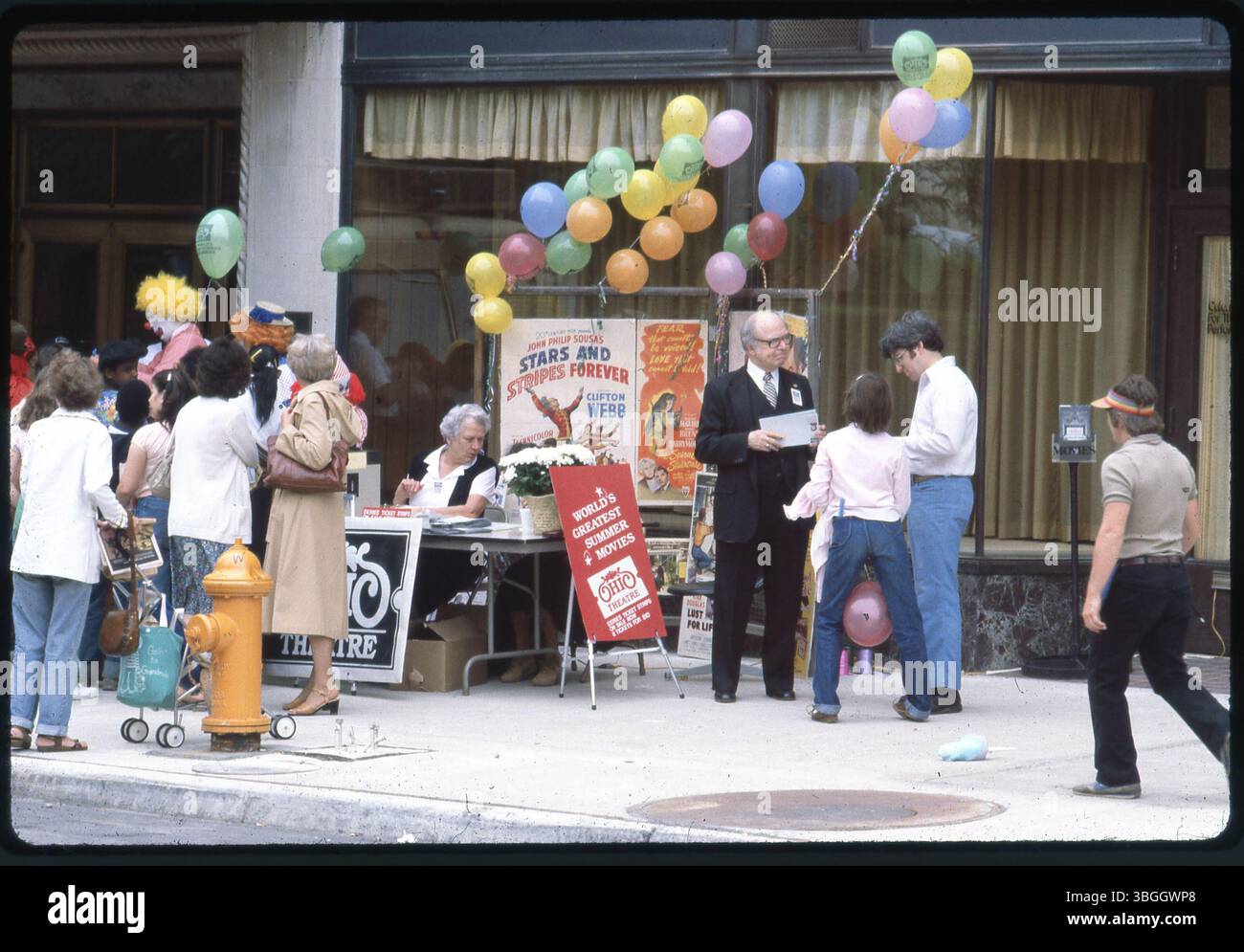 Eine Werbeveranstaltung, die 1982 vor dem Ohio Theater in der Innenstadt von Columbus stattfand, an der Erwachsene und Jugendliche teilnahmen. Die Veranstaltung beinhaltete Clowns, Ballons und war wahrscheinlich mit den Sommerfilmen verbunden. Stockfoto