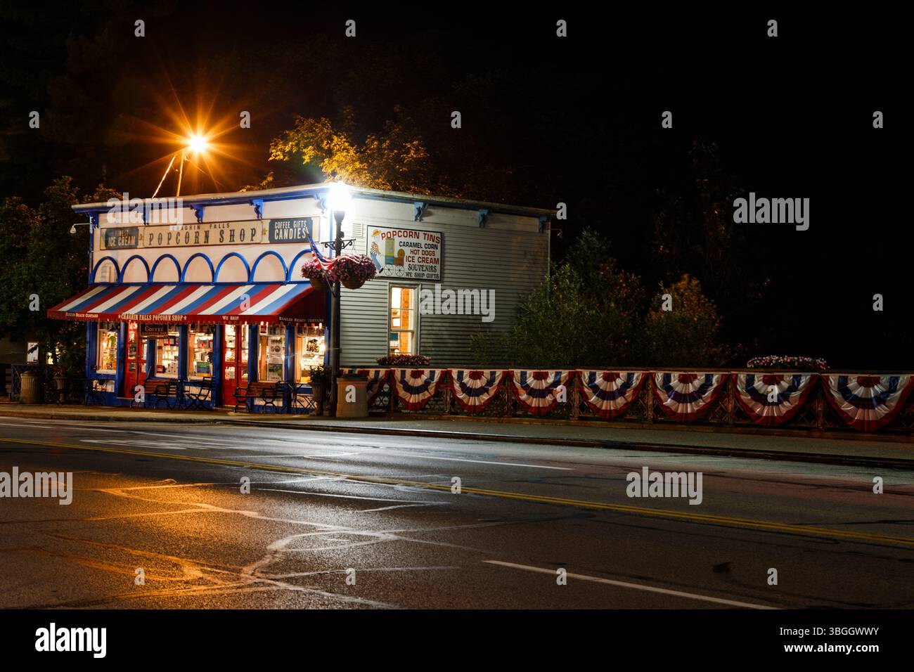 Chagrin Falls, Ohio - 17. Juni 2017: Nächtlicher Blick auf den Chagrin Falls Popcorn Shop, ein lokales Geschäft, das Leckereien und Souvenirs anbietet. Stockfoto