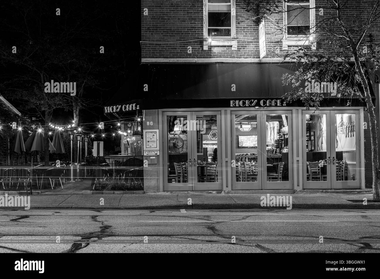 Chagrin Falls, Ohio - 17. Juni 2017: Rick's Cafe ist für Geschäftsleute geöffnet. Gäste speisen im Inneren und Lichter auf der Terrasse. Stockfoto