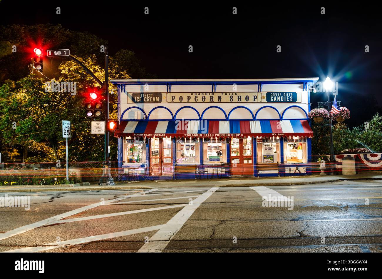 Chagrin Falls, Ohio - 17. Juni 2017: Chagrin Falls Popcorn Shop at Night, bietet Eis, Popcorn, Kaffee, Geschenke, und Süßigkeiten. Stockfoto