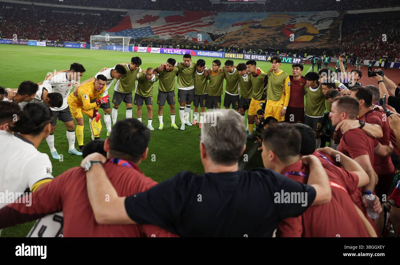 Jakarta, Indonesien. Juni 2025. Team China freut sich vor dem Spiel der Gruppe C der FIFA-Weltmeisterschaft 2026 zwischen China und Indonesien in Jakarta, Indonesien, 5. Juni 2025. Quelle: Jia Haocheng/Xinhua/Alamy Live News Stockfoto