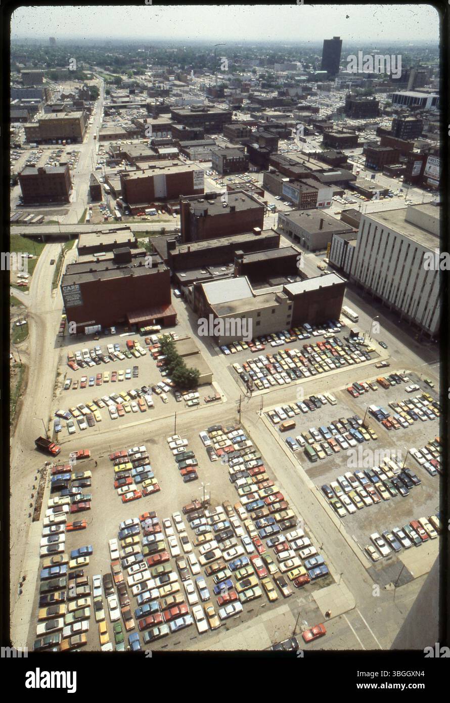 Eine Luftaufnahme des nördlichen Abschnitts der Innenstadt von Columbus mit Schwerpunkt auf der Kreuzung von North Pearl Street und East Locust Street. Das Bild zeigt nahe gelegene Straßen wie die East Naghten Street und die North High Street. Stockfoto