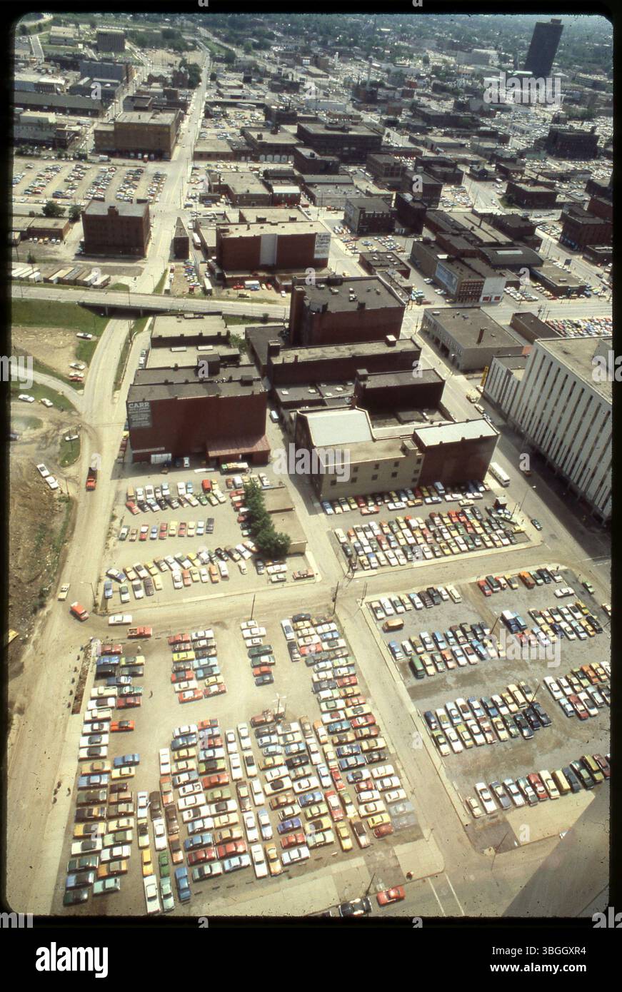 Eine Luftaufnahme des nördlichen Teils der Innenstadt von Columbus mit der Kreuzung von North Pearl Street und East Locust Street. Die North High Street befindet sich unten rechts und die East Naghten Street verläuft auf der linken Seite. Ein Schild für die Carr Manufacturing and Supply Company ist an einem Gebäude entlang der East Naghten Street zu sehen. Stockfoto