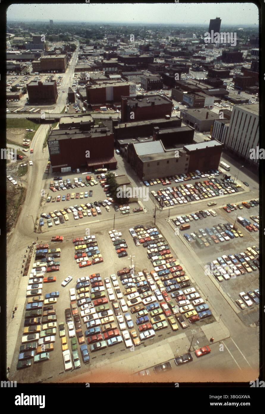 Ein Blick aus der Vogelperspektive nach Osten über einen nördlichen Teil der Innenstadt von Columbus, mit der Kreuzung von North Pearl Street und East Locust Street. Die Ansicht zeigt auch Schilder für die Carr Manufacturing and Supply Company und die geplante Sanierung der Cobblers Corner. Stockfoto
